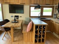 Kuchyň nebo kuchyňský kout v ubytování Luxury houseboat, Orlík Castle