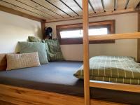 Postel nebo postele na pokoji v ubytování Luxury houseboat, Orlík Castle