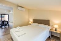 Postel nebo postele na pokoji v ubytování Can Cintet 3 Apartamento con terraza en Besalú