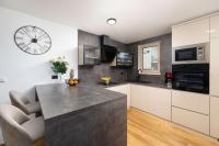 Kuchyňa alebo kuchynka v ubytovaní Villa Njivice Apartman Marina