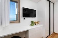 Televízia a/alebo spoločenská miestnosť v ubytovaní Villa Njivice Apartman Marina