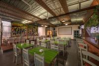 Echor Samara Morjim Goa Sea view Restro في مورجيم: غرفة طعام مع طاولات وكراسي ولوحة طباشير