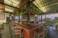 Echor Samara Morjim Goa Sea view Restro في مورجيم: بار في مطعم مطل