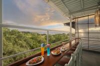 Echor Samara Morjim Goa Sea view Restro في مورجيم: طاولة بها طعام ومشروبات على شرفة