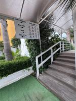 una escalera que conduce a un edificio con una señal en Hotel Le Pinede Relax, en Licola