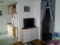 Televízia a/alebo spoločenská miestnosť v ubytovaní Apartment Karlos