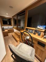 TV a/nebo společenská místnost v ubytování Luxury houseboat, Orlík Castle