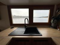 Kuchyň nebo kuchyňský kout v ubytování Luxury houseboat, Orlík Castle