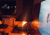 A television and/or entertainment centre at DÚPLEX La MOLINA a 5 minutos de las pistas de esquí