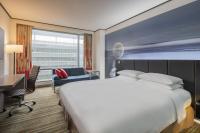 Hyatt Regency Taoyuan International Airportにあるベッド