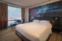 Hyatt Regency Taoyuan International Airportにあるベッド