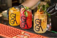 Drei Einmachgläser mit Früchten darin stehen auf einem Regal. in der Unterkunft Casa com Piscina na Praia Morada do Sol in Itanhaém