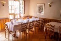 una habitación con una mesa larga con mesas y sillas blancas en Hotel zum alten Schweizer, en Twann