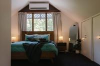 Rúm í herbergi á Seednest A-frame Treehouse Forest View&Game Room