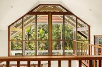 Svalir eða verönd á Seednest A-frame Treehouse Forest View&Game Room
