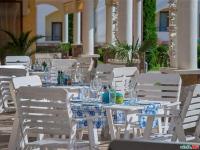 einen weißen Tisch und Stühle mit Weingläsern drauf in der Unterkunft Сънрайз Данаилов in Obsor