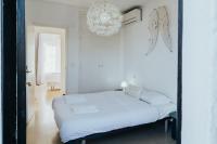A bed or beds in a room at WELCS VILLA 021 EMP CaZa con piscina privada