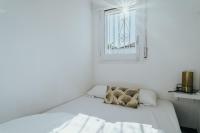 A bed or beds in a room at WELCS VILLA 021 EMP CaZa con piscina privada