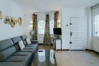 A television and/or entertainment centre at WELCS VILLA 021 EMP CaZa con piscina privada