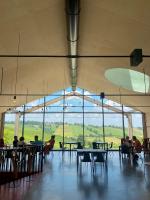 Corte D'Aibo في Monteveglio: مجموعة من الناس يجلسون على الطاولات في المبنى