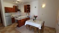 Kuchyňa alebo kuchynka v ubytovaní Apartment Malinska, Primorje-Gorski Kotar 20