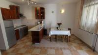 Kuchyňa alebo kuchynka v ubytovaní Apartment Malinska, Primorje-Gorski Kotar 20