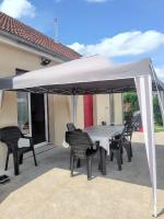 Patio alebo iná vonkajšia časť ubytovania Maison chaleureuse à Sully avec vue sur la montagne