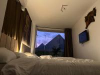 Postel nebo postele na pokoji v ubytování Sola Pyramids inn