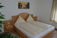 Postel nebo postele na pokoji v ubytování Hotel Haus Rameil