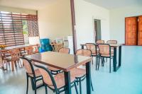 een groep tafels en stoelen in een kamer bij Farinda Resort & Pool Villa in Ban Huai Muang