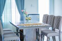 een eettafel met 2 glazen wijn bij Farinda Resort & Pool Villa in Ban Huai Muang