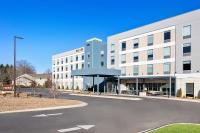 una calle vacía frente a un edificio en Home2 Suites By Hilton Hendersonville, en Hendersonville