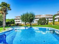 The swimming pool at or close to Apartment Green Mar H by Interhome