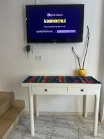 Au coeur du village sidi bousaidにあるテレビまたはエンターテインメントセンター