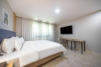 Brown Dot Hotel Angangにあるテレビまたはエンターテインメントセンター