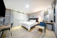 Brown Dot Hotel Angangにあるテレビまたはエンターテインメントセンター