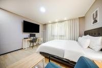 Brown Dot Hotel Angangにあるテレビまたはエンターテインメントセンター