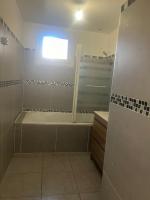 Łazienka w obiekcie Villa climatisé avec piscine et jacuzzi