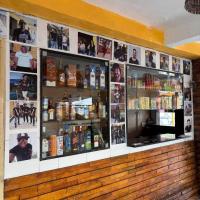 Una vitrina en un bar con cuadros en la pared. en Hotel Colinas Douradas, en Barreiros