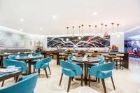 ein Restaurant mit blauen Stühlen und Tischen in der Unterkunft Doubletree By Hilton Bogota Calle 100,Co in Bogotá