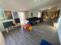 Televízia a/alebo spoločenská miestnosť v ubytovaní Apartments Miroslava