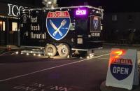 ein Feuerwehrauto, das nachts auf einem Parkplatz geparkt ist in der Unterkunft Icon Inn in Ellensburg