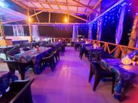 un ristorante con tavoli e sedie blu e luci di Blue Tides Hotel a Nungwi