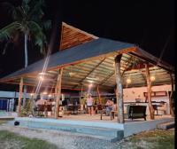 Restaurace v ubytování Bluewaves Hostel & Villa Panagsama by Hiverooms