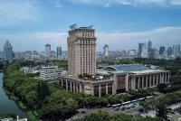 vistas a un gran edificio de una ciudad en Wyndham Grand Plaza Royale Ningbo, en Ningbo
