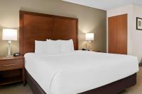 Comfort Inn & Suitesにあるベッド