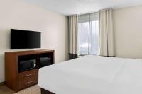 Comfort Inn & Suitesにあるテレビまたはエンターテインメントセンター