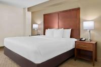 Comfort Inn & Suitesにあるベッド