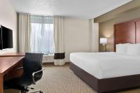 Comfort Inn & Suitesにあるベッド