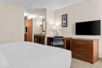 Comfort Inn & Suitesにあるテレビまたはエンターテインメントセンター